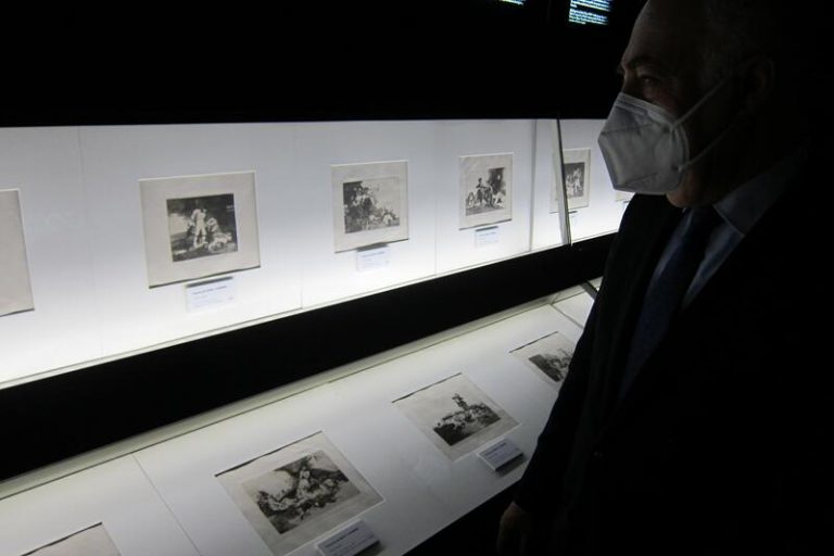 El director de Fundación Ibercaja visita 'Los desastres de la guerra'