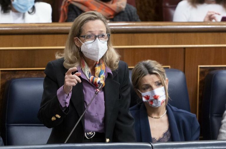 Calviño reitera que el déficit cerró 2021 por debajo de lo previsto y defiende su política frente a PP y Vox