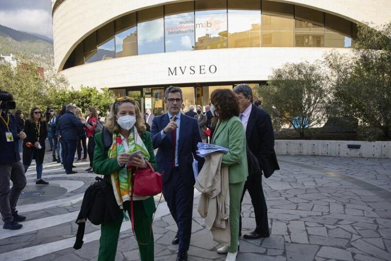 El Gobierno plantea al PP varias opciones para bajar precios de combustibles y energía pero avisa de que hay topes