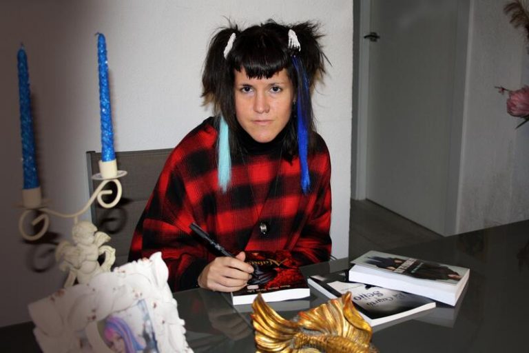 La autora Gema María Verdú aborda el acoso escolar de una joven de 14 años en su novela 'La línea roja'