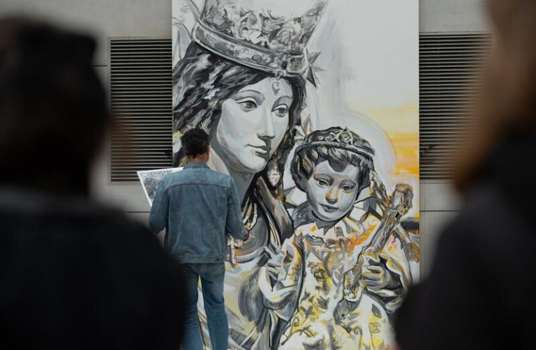 El pintor Luis Lonjedo homenajea a la Geperudeta con un mural de 3 metros pintado en plena calle