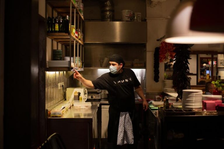 Castilla y León, Galicia y Extremadura se abren a explorar el fin de las mascarillas en interiores