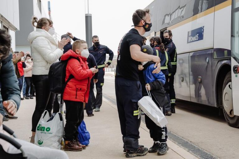 Concesionarios madrileños ceden sus furgonetas para el traslado de refugiados