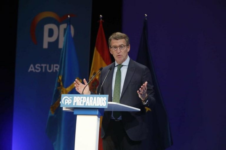 El acto político de Feijóo en Oviedo, interrumpido por un asistente que reivindicó a Casado