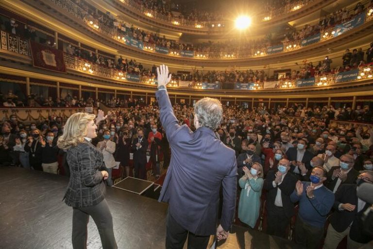 Feijóo habla por teléfono con el joven que interrumpió su acto político en Oviedo