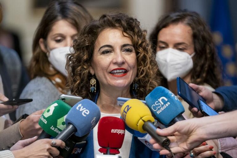 Montero apuesta por que las eléctricas contribuyan a bajar precios, pero no necesariamente con más impuestos