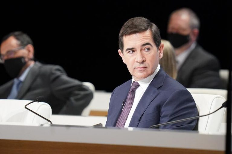 BBVA prepara un plan para reforzar la conexión de los equipos y no planea cerrar más oficinas