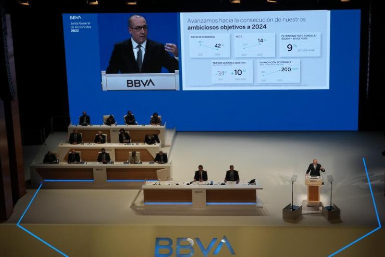 La junta de accionistas de BBVA reelige a Carlos Torres y a Onur Genç como consejeros ejecutivos