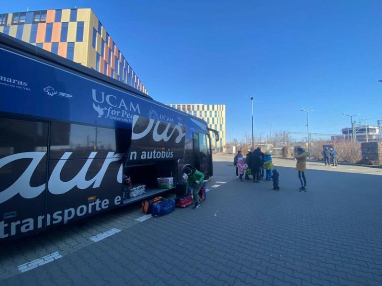 La UCAM trae a la Región de Murcia familias refugiadas por la guerra