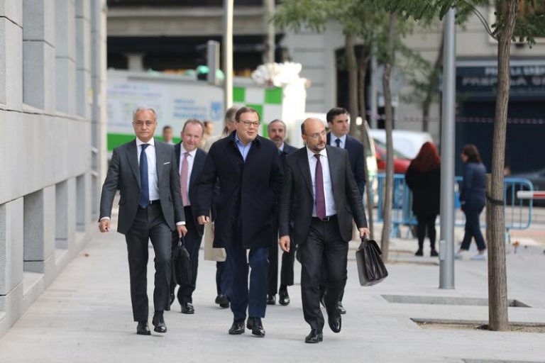 El magnate Mijail Fridman cambia de abogado para fichar a un experto en derecho penal empresarial