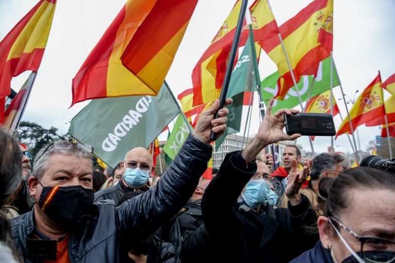 Miles de simpatizantes de Vox se concentran frente a ayuntamientos de toda España contra la subida de los precios