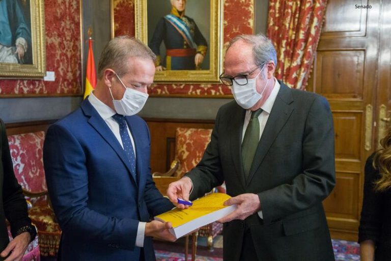 El Defensor del Pueblo entrega su Informe anual 2021 al presidente del Senado