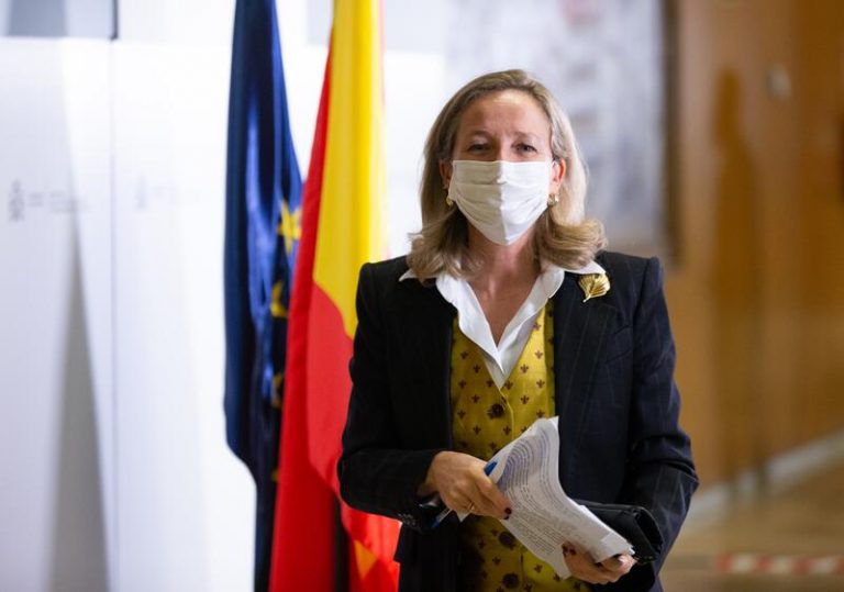 Calviño advierte a los transportistas que no se sumen al acuerdo de que tendrán que explicar sus intereses