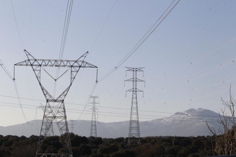 El precio de la luz baja un 1,5% este martes, hasta los 226,15 euros/MWh