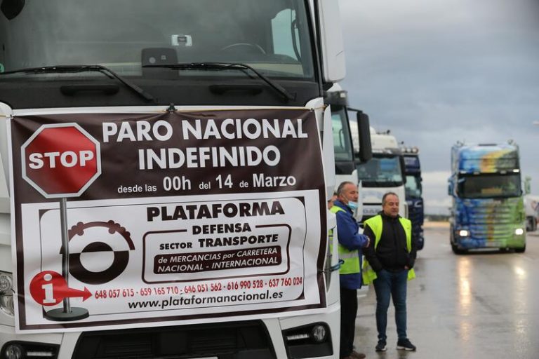 El Gobierno flexibiliza los periodos de descanso y conducción de los transportistas ante el paro indefinido