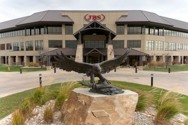 Las acciones de JBS suben más de un 2% tras multiplicar por más de cuatro su beneficio en 2021