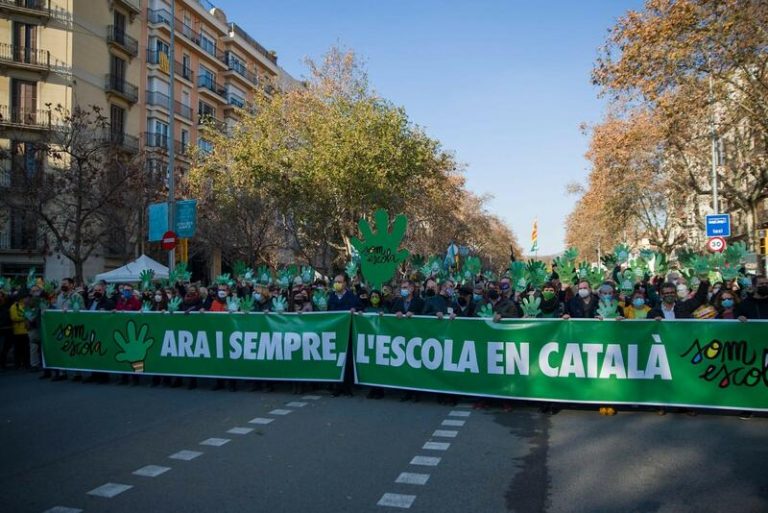 Sindicatos docentes y estudiantiles van a la huelga en Cataluña contra el 25% de castellano