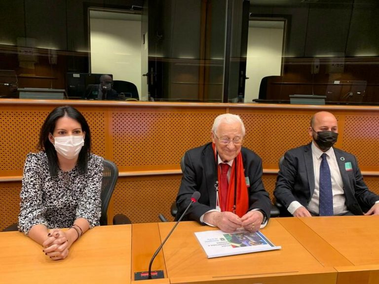 El padre Ángel pide en el Parlamento Europeo no dejar solo al pueblo ucraniano