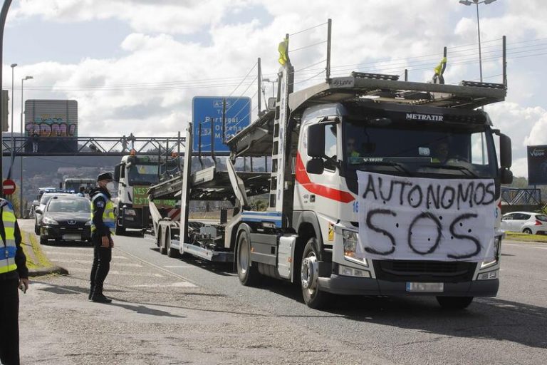 Herido el conductor ucraniano de un camión alcanzado por una pedrada en Écija (Sevilla)