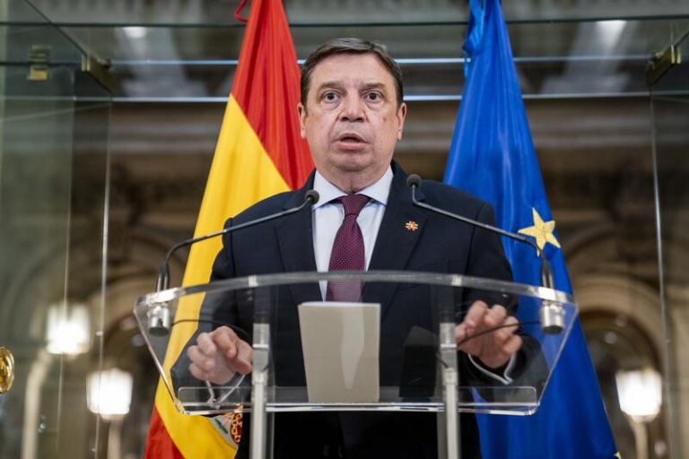 El Gobierno anuncia que articulará medidas para paliar el alza del gasóleo en el sector pesquero