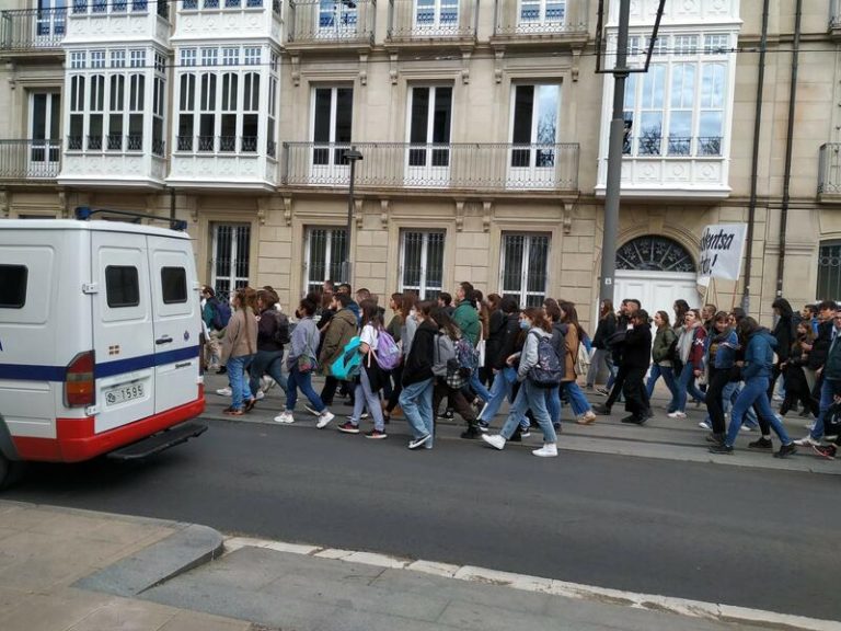 La Ertzaintza detiene a 34 jóvenes por desórdenes públicos durante la huelga estudiantil convocada en Euskadi