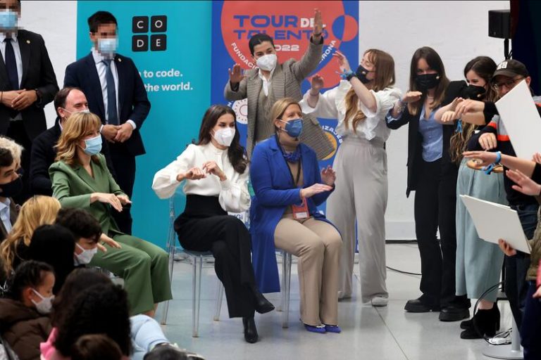 La reina Letizia conoce en Guadalajara algunas de las propuestas y retos más originales del Tour del Talento