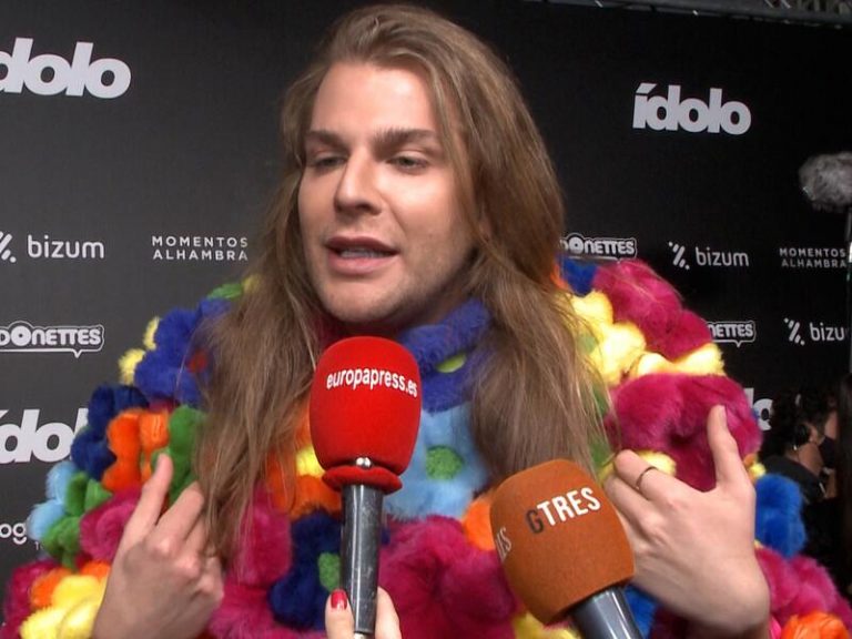 Eduardo Navarrete zanja la polémica vistiendo de Ágatha Ruiz de la Prada