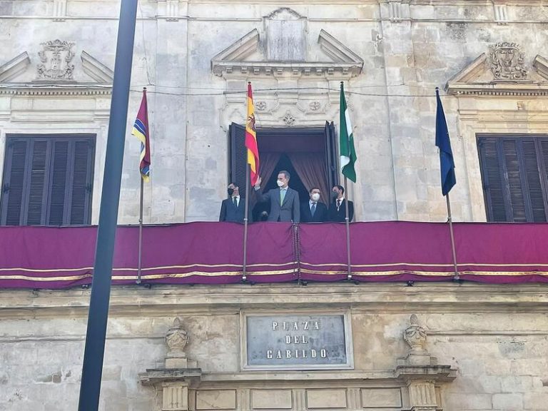 Sanlúcar de Barrameda se echa a la calle para recibir a Felipe VI