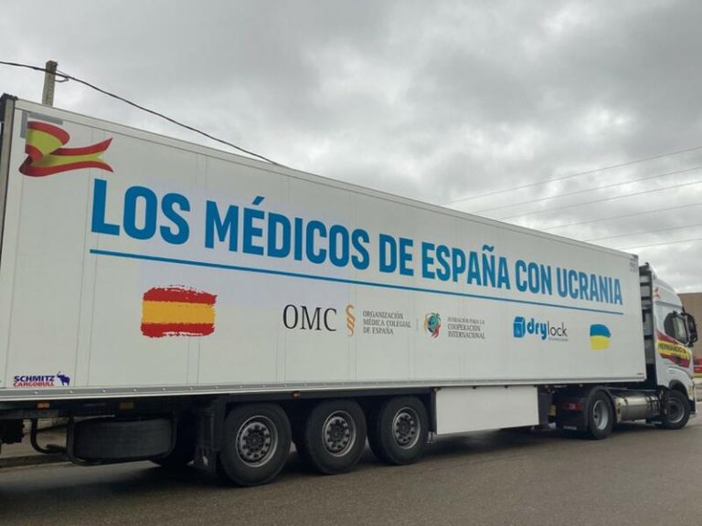La FCOMCI fleta un trailer con ayuda humanitaria de la profesión médica española para Ucrania