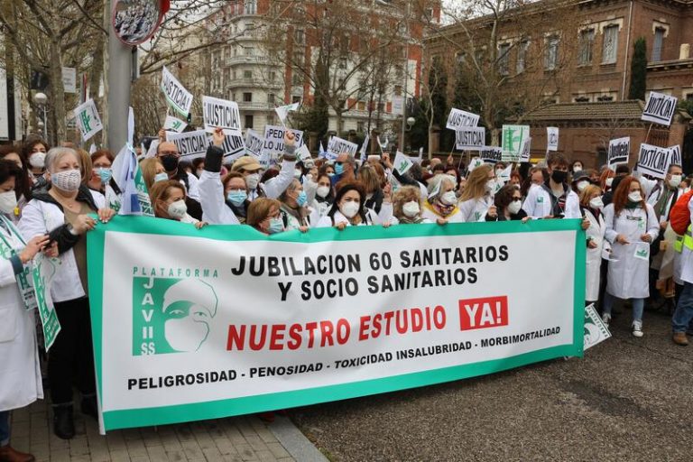 Cerca de 3.000 sanitarios se concentran frente al Ministerio de Seguridad Social para pedir la jubilación anticipada
