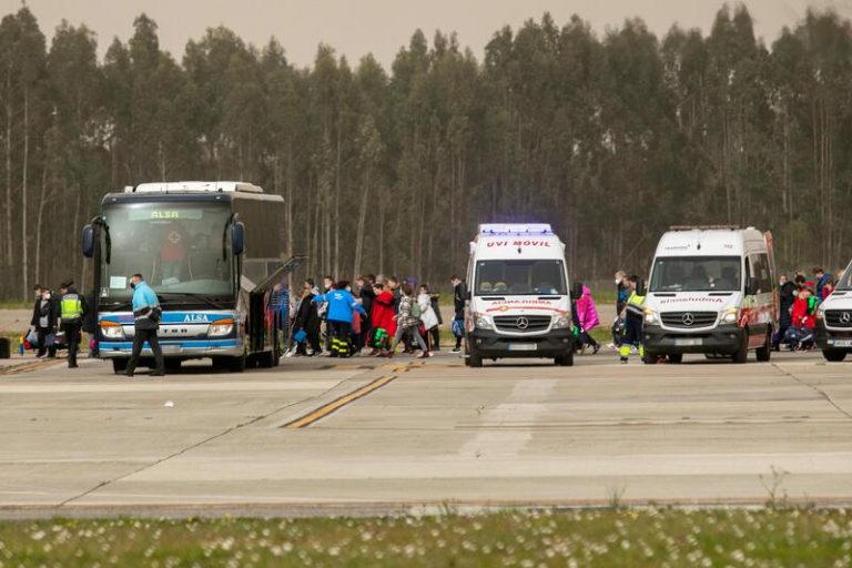 Llega a Valencia un vuelo fletado por Defensa con enfermos oncológicos y personas con discapacidad de Ucrania