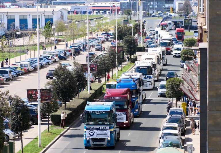 Transportistas de Cantabria continúan con el cese indefinido de la actividad