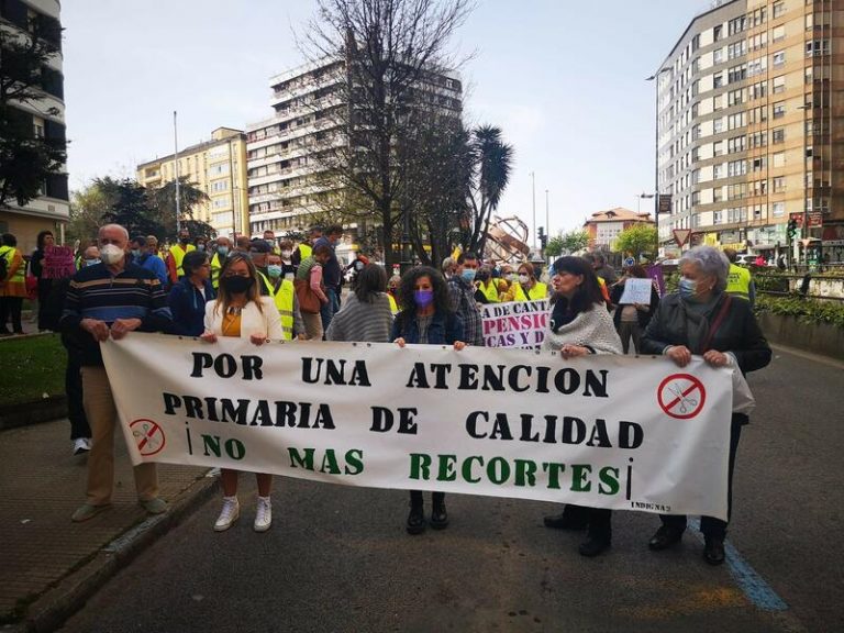 Una concentración recorre Santander en defensa de la sanidad pública
