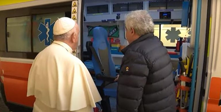 El cardenal polaco Krajewski viaja de nuevo a Ucrania en una ambulancia bendecida por el Papa