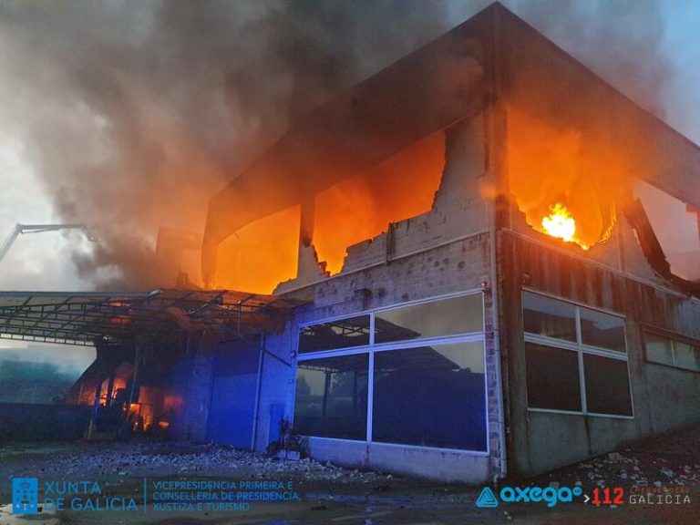 Un total de cinco naves calcinadas por completo en un incendio declarado en el Polígono de O Rebullón