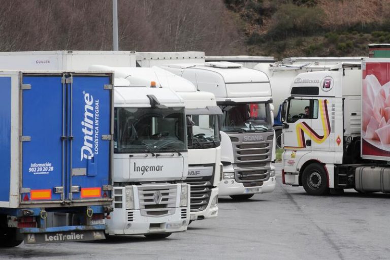 Más de un centenar de camioneros protestan este domingo en puntos de Andalucía como rechazo al acuerdo