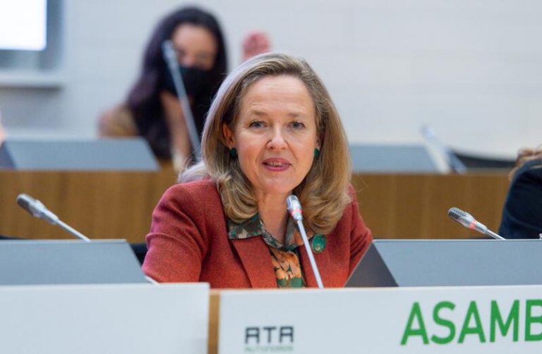 Calviño avanza que el plan anticrisis se financiará con cargo a los PGE y se irán adaptando las medidas