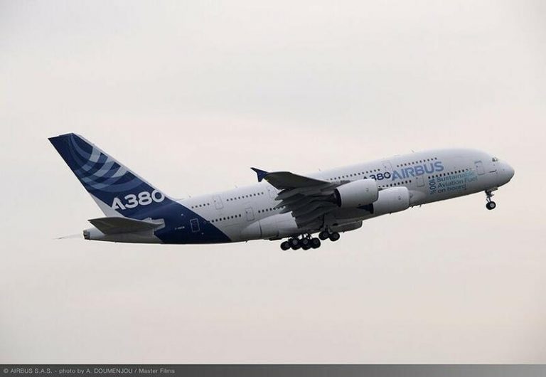 Airbus vuela por primera vez un A380 propulsado con combustible de aviación 100% sostenible