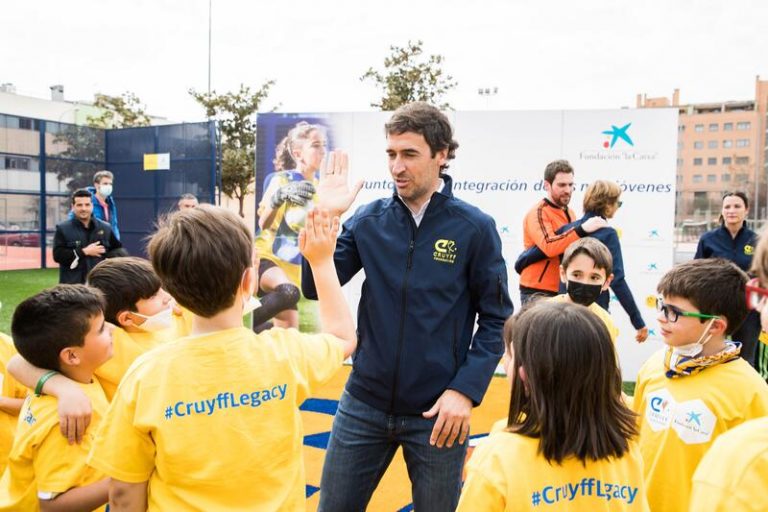 La Fundación Cruyff y la Fundación 'la Caixa' inauguran el campo de fútbol Raúl González en Madrid