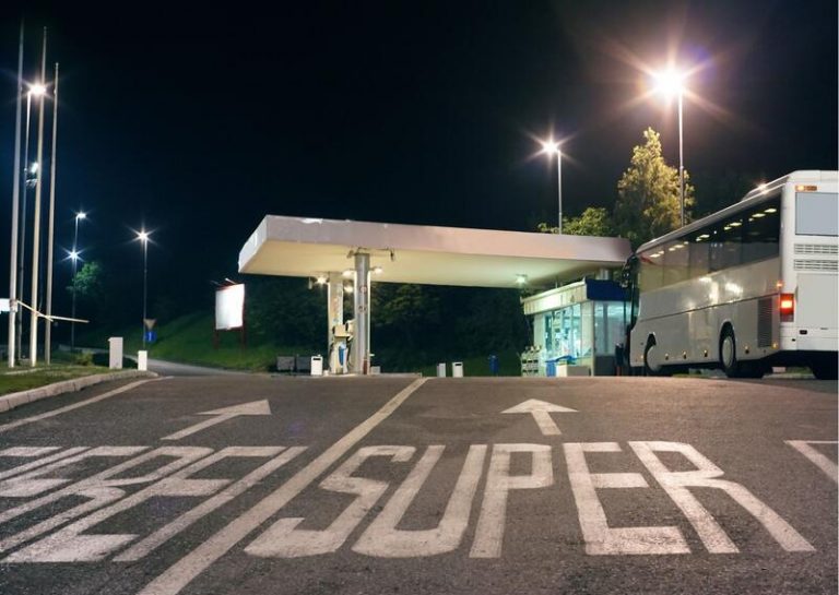 Las pequeñas y medianas gasolineras no pueden adelantar los descuentos anunciados por Sánchez