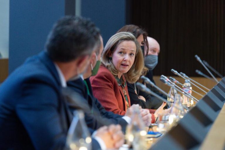 Calviño reprocha a Podemos que tope el precio del gas a 30€