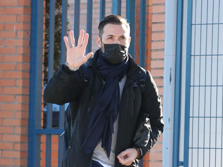 Antonio David Flores le echa un ojo a los retoques que se ha hecho Olga Moreno