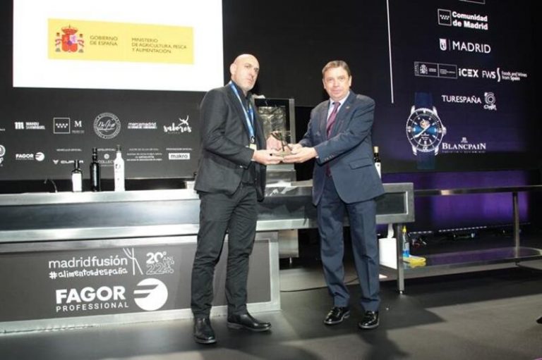 Planas entrega el premio 'Defensa del producto Alimentos de España 2022' al chef Luis Alberto Lera