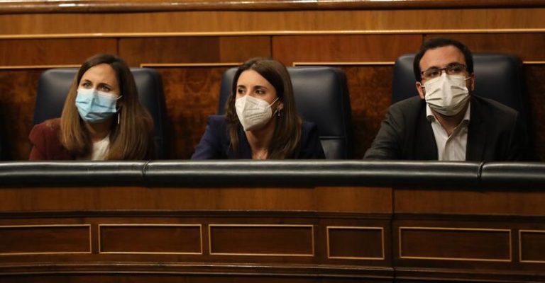 Los ministros y la bancada de Unidas Podemos rehúsan aplaudir las explicaciones de Sánchez