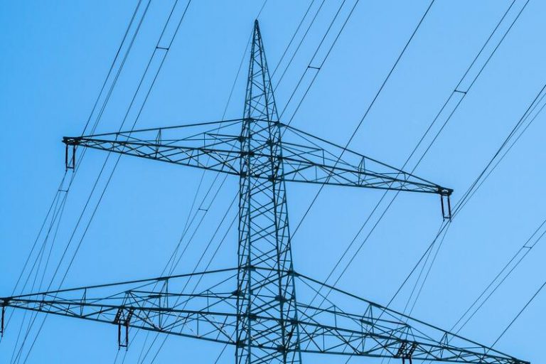 El precio medio de la luz baja un 6,4% este jueves, hasta los 239,3 euros MWh