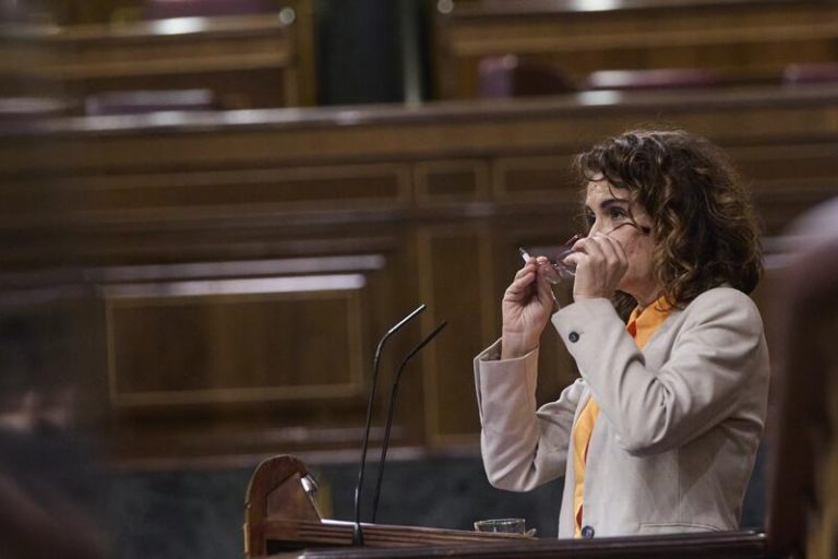 El déficit público baja un 28% en 2021, mejorando la previsión del Gobierno