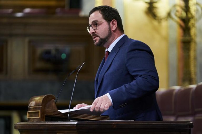 Podemos pide explicaciones a Interior por la expulsión del exmilitar argelino que denuncia persecución en su país