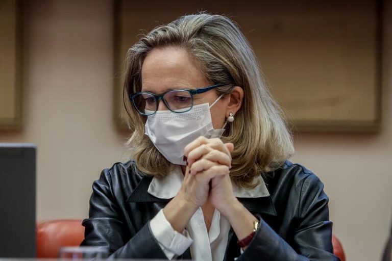 Calviño descarta incluir las pensiones en el pacto de rentas para moderar su subida, como le plantea Cs