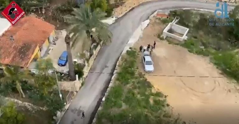 Rescatan a una familia atrapada 3 días en su casa por la crecida del río Guadalest en Alicante