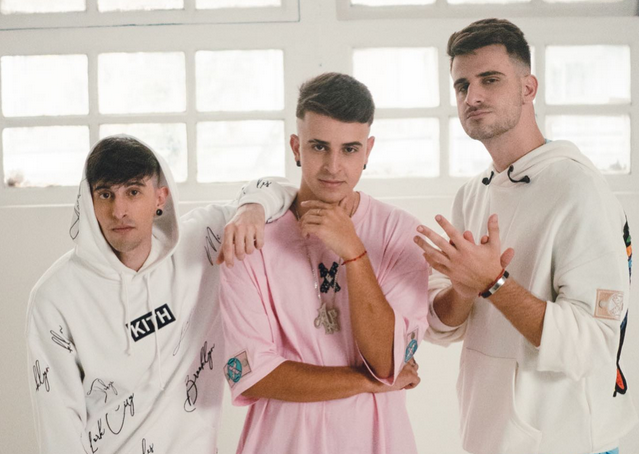 Adexe & Nau  Robleis Escondido